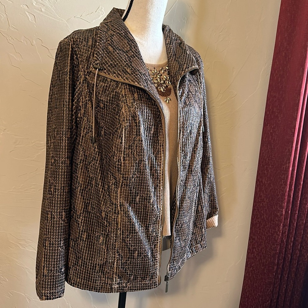 Worn once 16W XL 2 Piece top & jacket set faux snake skin perfect embellishments